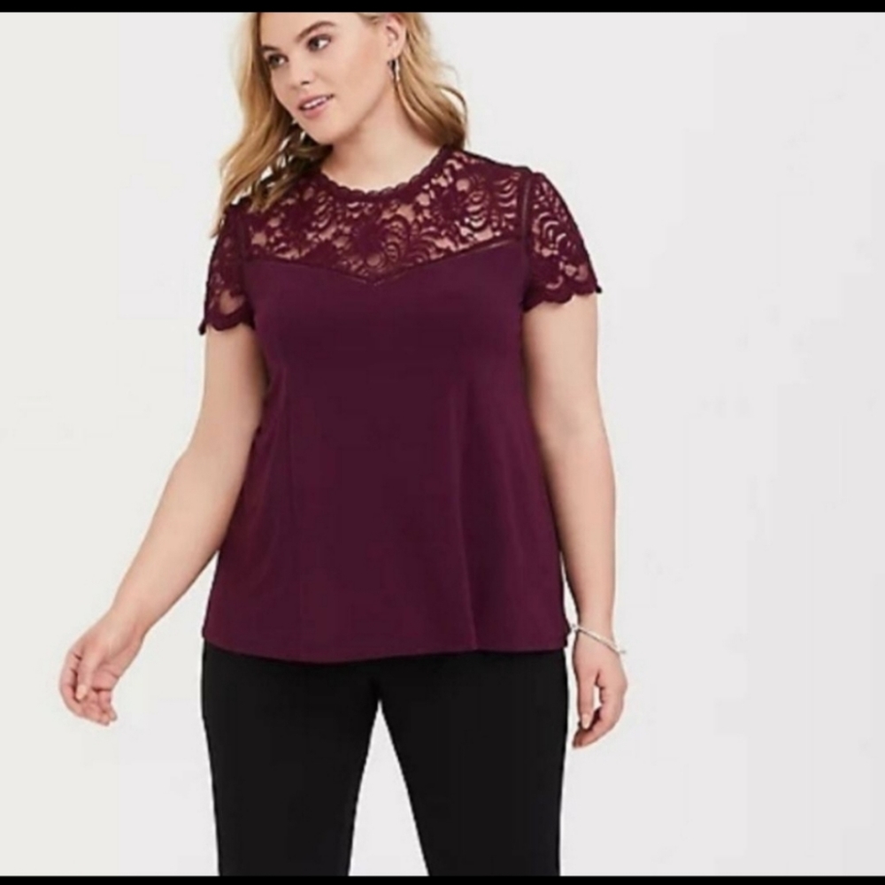 NWT Torrid Short Sleeve Lace Mix Crepe Top SZ 00 Plus